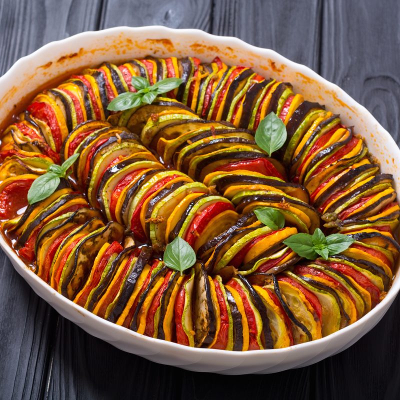 Un plat de ratatouille colorée servi sur une table, prêt à être dégusté