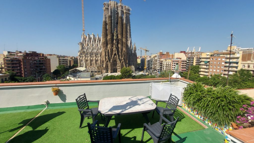Petite terrasse avec vue panoramique sur la Sagrada Familia depuis Barcelone