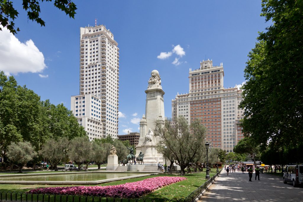 Plaza de España in Madrid is one of the city’s most iconic spaces, perfect for walking, relaxing, and starting a visit to the historic city center
