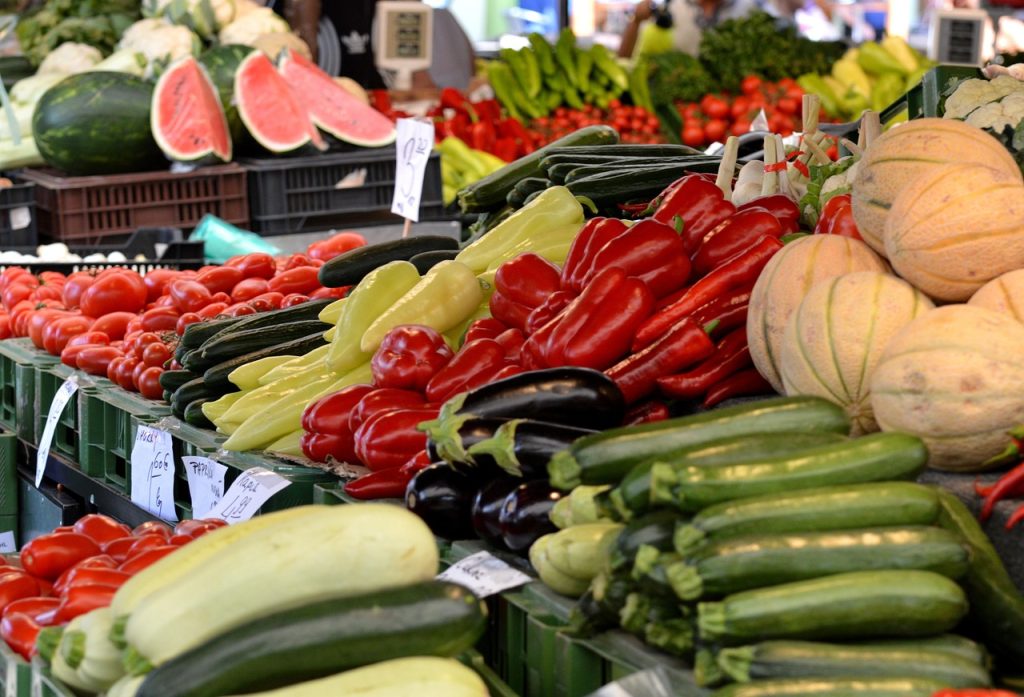 Puesto de verduras en uno de los mercados tradicionales en Ruzafa, con productos frescos y locales